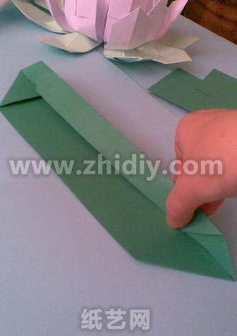 第十二步是将折纸折叠进一步的深化，即将其进行和折纸荷花花瓣相反的结构方向进行折叠