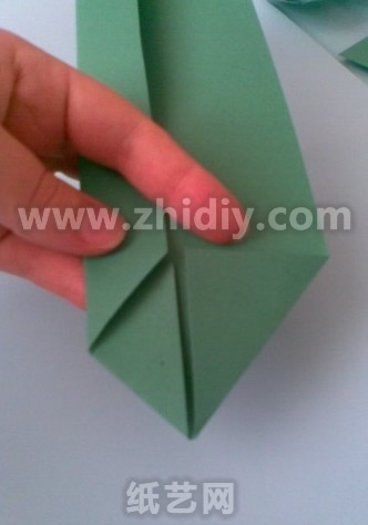 第十三步可以看到这种相反方向的折叠使得手工折纸荷花的叶片在构型上和折纸花瓣那的结构有着较大的不同