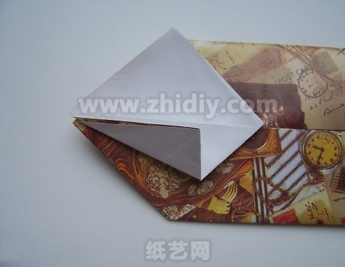 开始对这个折纸的方形进行进一步的折纸操作