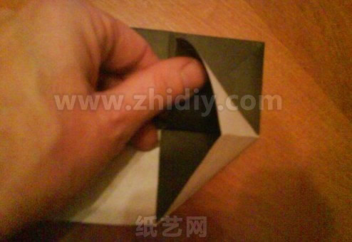用手指进行折纸的辅助操作可以保证折叠的效果