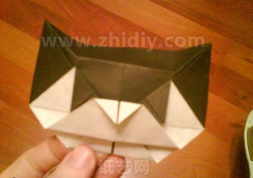 这样，一个可爱的折纸猫脸的制作就完成啦！