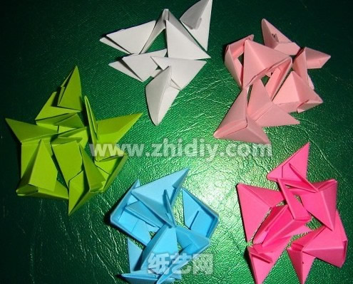 任何折纸三角插的制作都需要制作基本的三角插