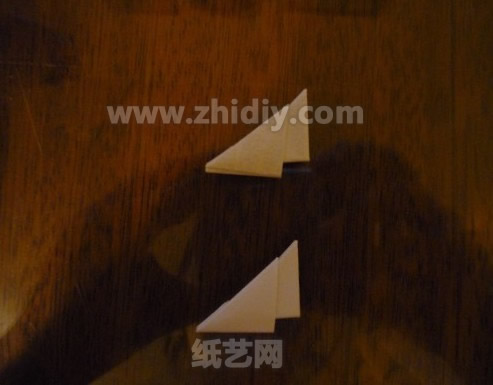 折纸三角插中国龙制作教程制作过程中的第十步