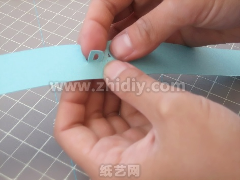 简单的礼盒生日纸艺装饰制作教程制作过程中的第五步