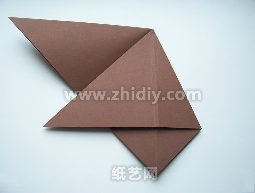 注意调整好每一个折痕之间的位置保证折纸最终的效果