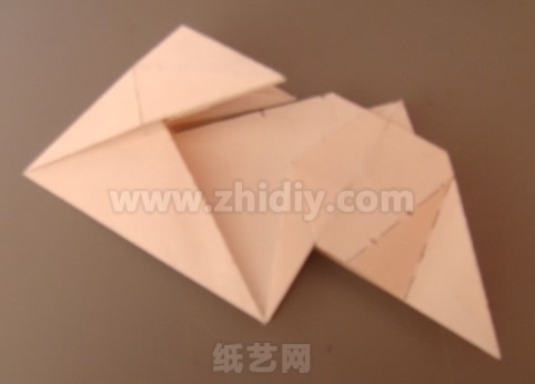 兔年制作手工折纸兔教程制作过程中的第十五步