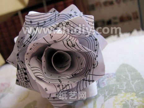 简单手工纸玫瑰教程完成后精美的效果图