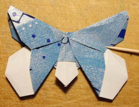 手工折纸蝴蝶图解教程完成后精美的效果图
