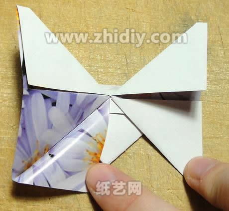 蝴蝶手工折纸教程与图解制作过程中的第六步