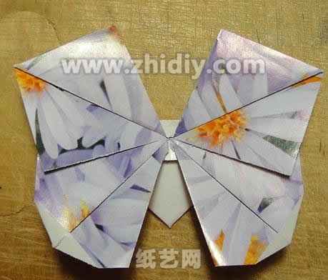 蝴蝶手工折纸教程与图解制作过程中的第十步