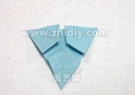 蓝色之星纸球花手工折纸教程制作过程中的第十步