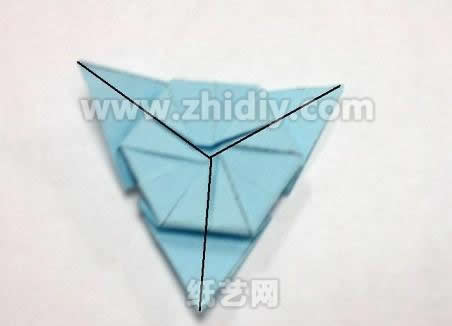 蓝色之星纸球花手工折纸教程制作过程中的第十一步