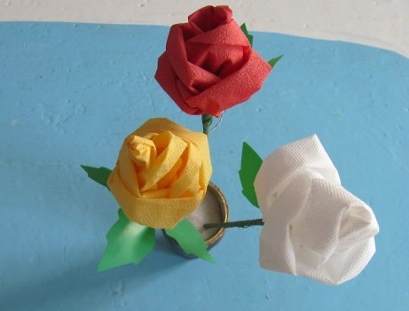 利用餐巾纸手把手教你制作漂亮的玫瑰花的折法图解教程