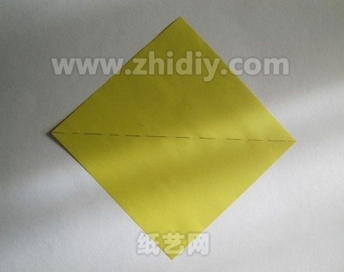 还是一个基本的折痕，即使是制作六边形纸张也是同样的道理