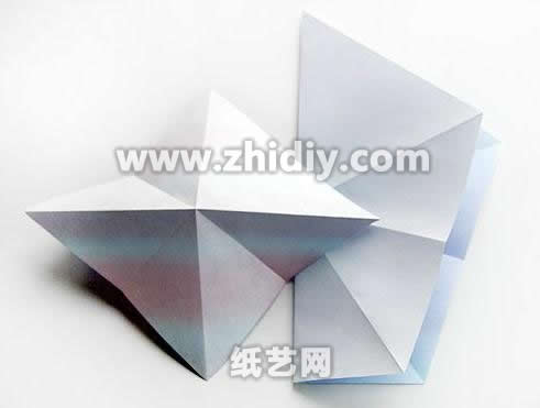 折痕的制作有助于后面折纸盒子的制作