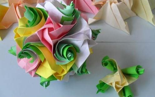 纸球花和川崎纸玫瑰结合之后制作出来的川崎纸球花玫瑰