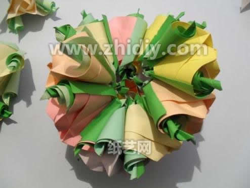 折纸玫瑰纸球花手工制作教程制作过程中第十六步