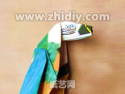 手工折纸鹦鹉教程制作过程中的第十六步