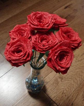 皱纹纸制作的纸玫瑰花束可以直接取代折纸玫瑰花的花束了