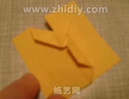 手工折纸蝴蝶教程制作过程中的第十五步