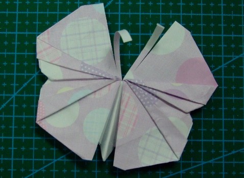 折纸菜粉蝶教程制作出来的折纸蝴蝶有菜粉蝶的样式感