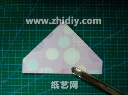 还是对折纸的纸张进行折痕操作