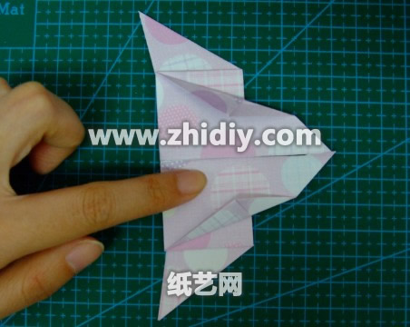 现在依旧是最后的折纸蝴蝶制作的步骤