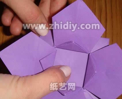 手工制作纸折花教程制作过程中第十六步