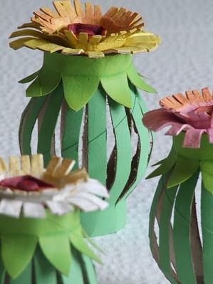 用卫生纸筒制作出来的立体纸艺花就像是纸艺的灯笼
