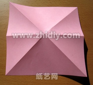 折痕可以保证后期折纸的准确性