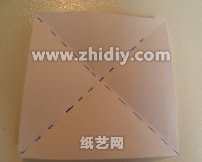 方形的纸张是制作这种折纸纸球花必备的材料