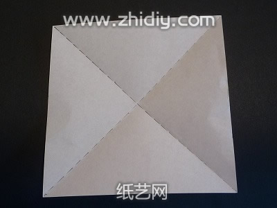 方形的纸张是制作纸折花的基础材料