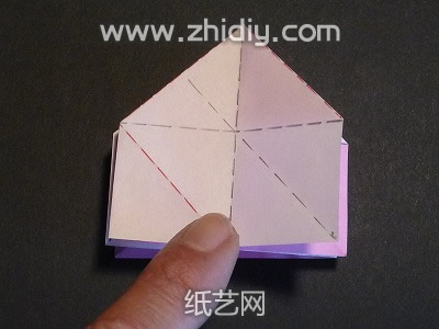 现在是根据折痕制作的折纸小房子的结构