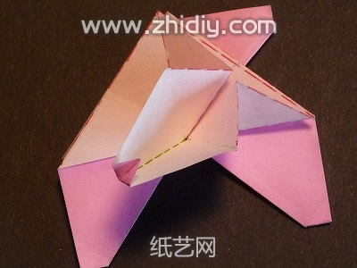 纸折花山茱萸手工折纸教程制作过程中的第二十五步