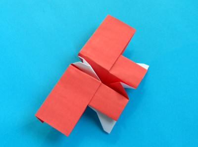 战鸟折纸飞机手工折纸教程完成后精美的效果图