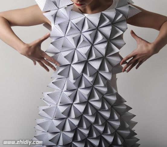 萨拉热窝艺术家几何艺术的纸艺服装