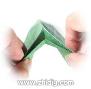 五角星折纸盒子手工制作教程制作过程中的第五步