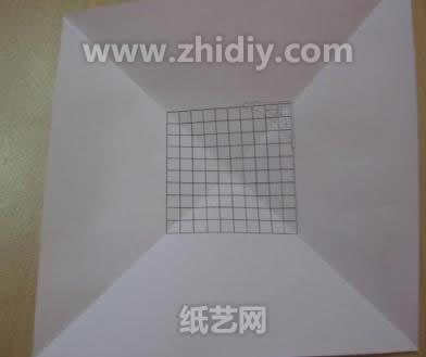 方形纸张的折痕制作是制作折纸的第一步