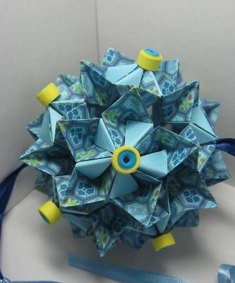 折纸五角星幻想纸球花制作教程完成后精美的效果图