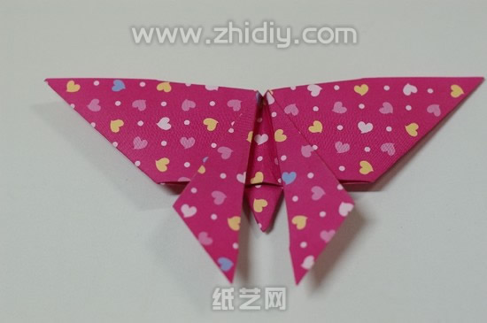 现在的折纸蝴蝶样式已经比较的清楚了