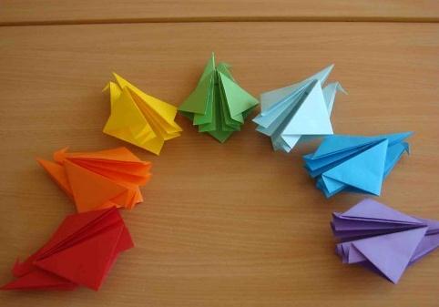 立式折纸千纸鹤手工折纸教程不同颜色的完成后精美的效果图
