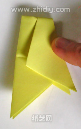 开始对折纸模型进行对称的折叠