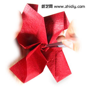镊子可以让手工折纸玫瑰制作的中间部分更加逼真