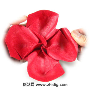 七夕情人节可爱手工折纸玫瑰图解教程制作过程中的六十一步