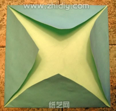 折纸制作中对于方形纸张的处理首先就是将其相关的折痕制作出来