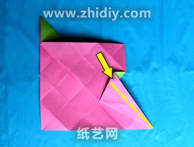 折痕与箭头的出现保证折纸盒子的完美契合