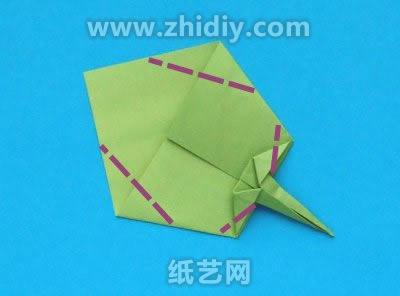 杜鹃花手工折纸纸花图解教程制作过程中的第二十步