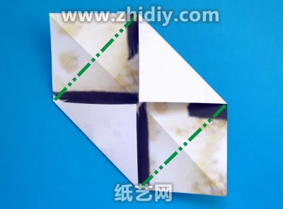 跟着折纸的折痕进行基本的手工折纸操作