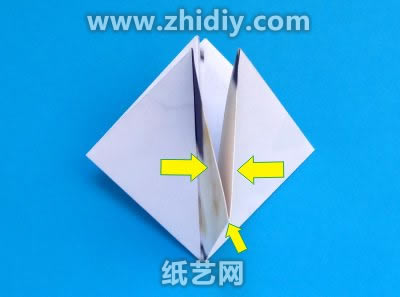 根据基本的箭头进行手工折纸操作