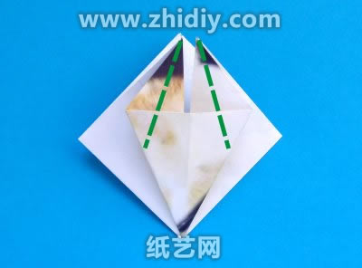折痕的操作保证手工折纸熊猫的准确性
